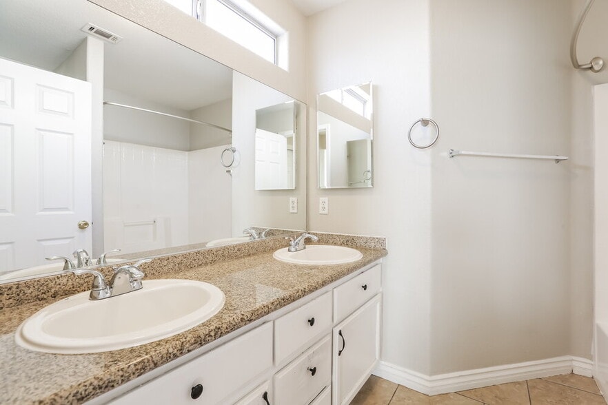 Building Photo - 7533 Hickory Hills Dr