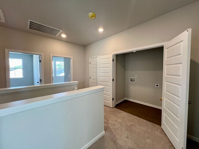 Building Photo - Surfside Beach - 3 bedroom / 2.5 Bathroom Home
