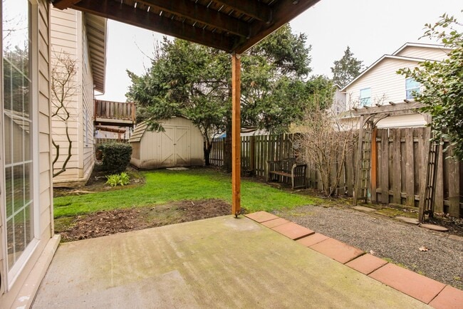 Building Photo - 2739 SW Jasmine Pl