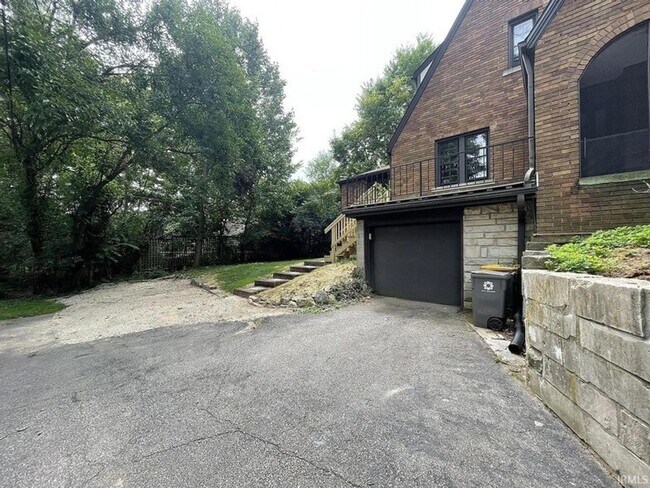 Building Photo - 611 S Eagleson Ave