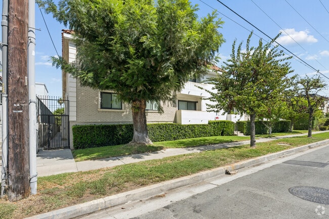 Building Photo - Sherman Oaks