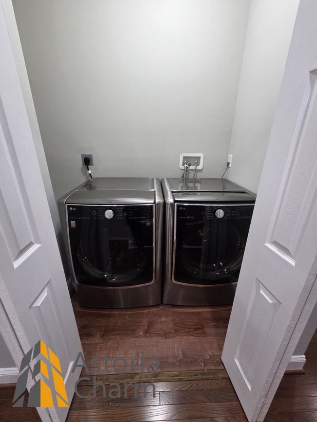 Building Photo - 4 Bedroom Rowhome with Loft Style Primary Suite and Finished Basement