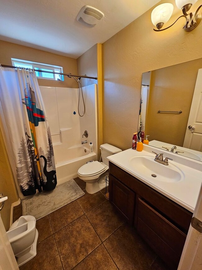 Building Photo - Spacious Golf Course Area Home with 4 Bedr...