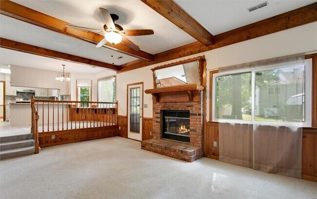 Building Photo - Large Home in Michael's Woods