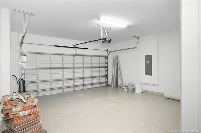 Building Photo - 10550 SW Captiva Dr