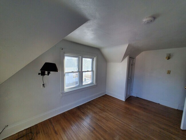 Building Photo - 4 Bedroom House for June 1st