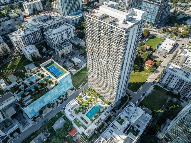 Building Photo - 600 NE 27th St