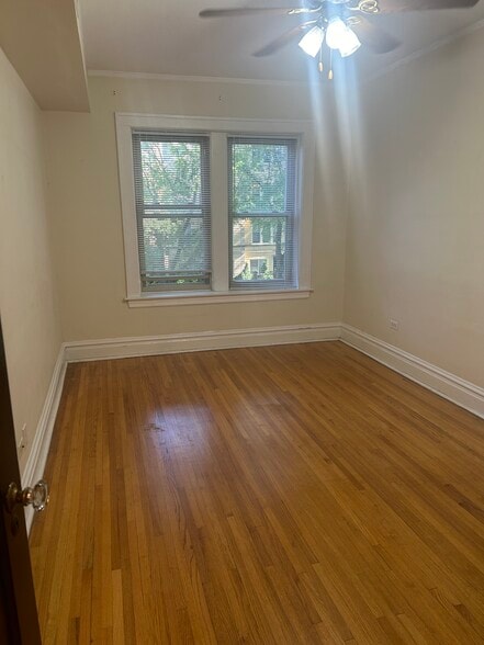 Building Photo - 2025 W Berwyn Ave