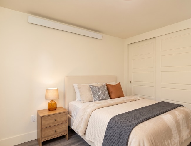 Building Photo - Seattle 3 Bedroom Apartment for Rent | Newly Remodeled Home with In-Unit Washer/Dryer, Private En...