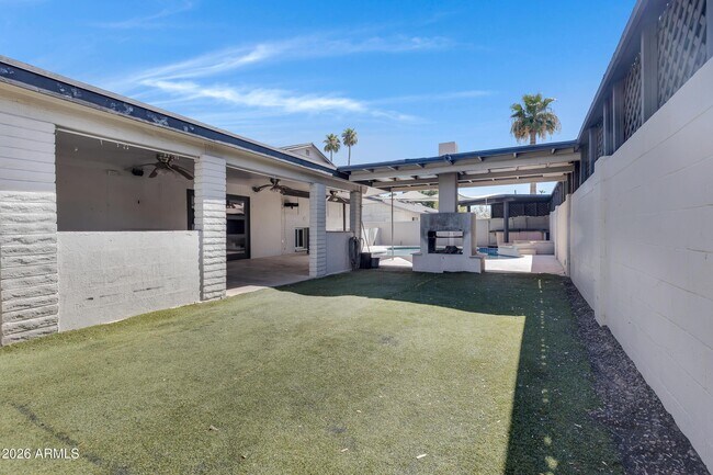 Building Photo - 1627 E Fremont Dr