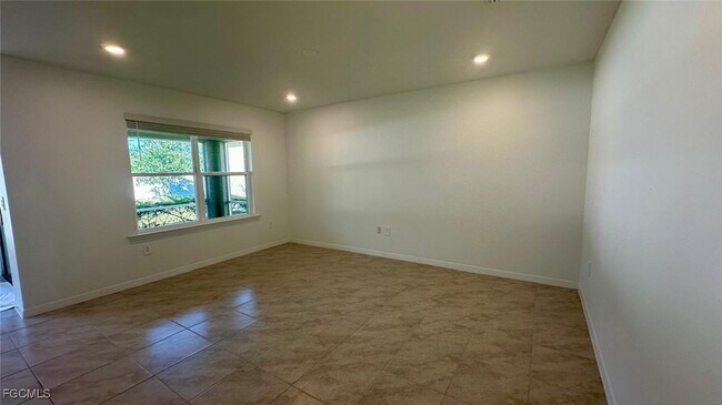 Building Photo - 3034 Royal Gardens Ave