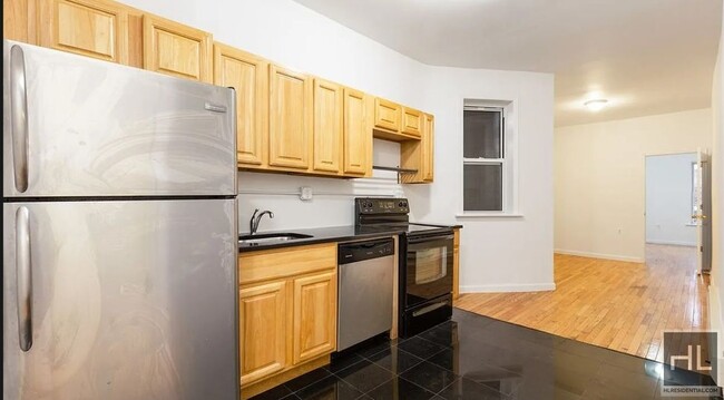 Building Photo - COZY AND SUNNY 3 BEDROOM ADELPHI STREET/FO...