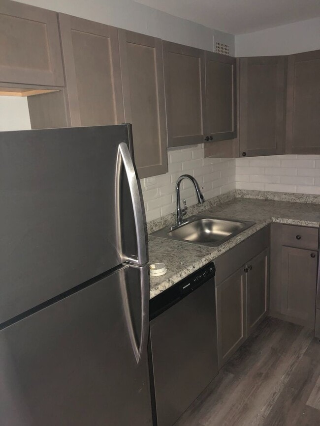 Building Photo - Newly Renovated, 1 Bed/1Bath Unit with Stu...