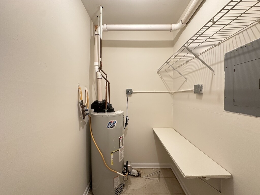 Building Photo - 909 W Dakin St