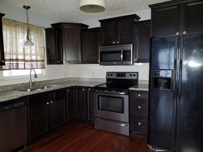 Building Photo - Beautiful contemporary home with high ceil...
