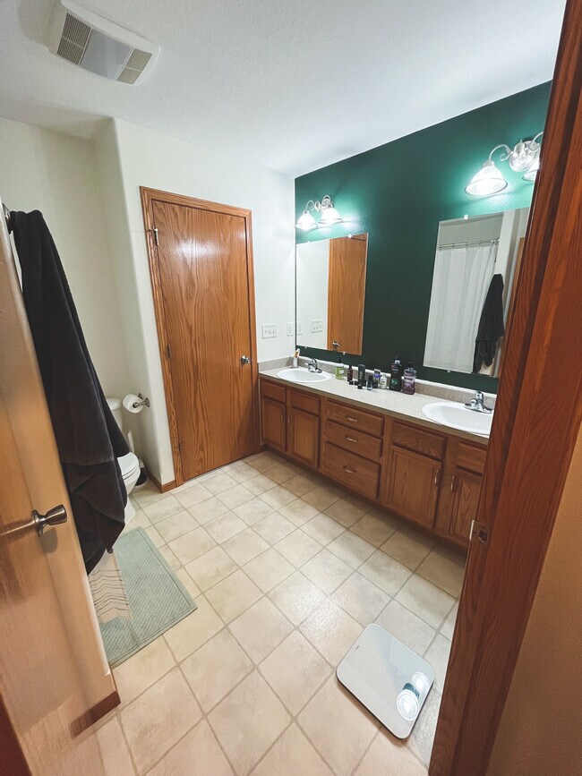 Building Photo - 1552 Deerfield Dr