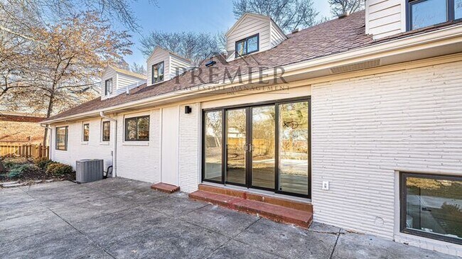 Building Photo - Stunning Remodeled 4 bedroom / 4 bath-2026...