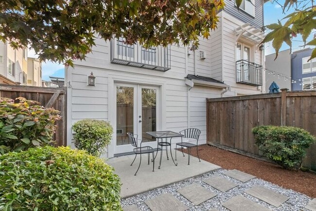 Building Photo - BEAUTIFUL Urban Townhome in Coveted West S...