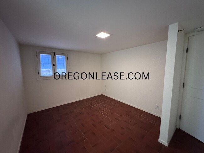 Building Photo - One bedroom downtown Eugene Apartment
