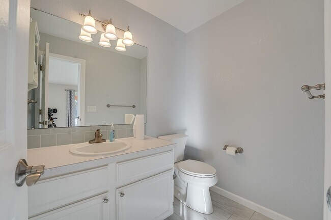 Building Photo - Beautiful 4 bed, 3.5 bath Home in Fort Collins Dakota Ridge Neighborhood