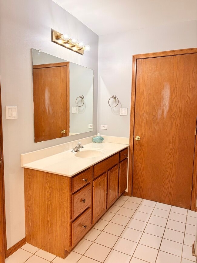 Building Photo - 10956 S 76th Ave