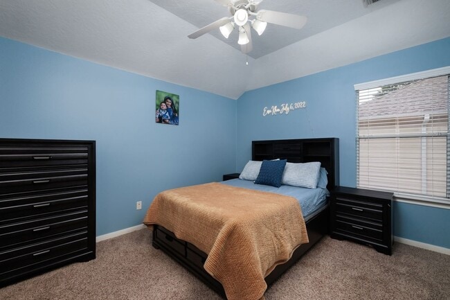 Building Photo - 19 Pine Dr