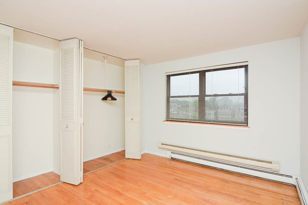 Building Photo - 663 W Wrightwood Ave