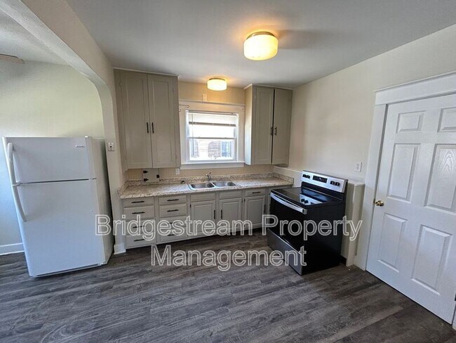 Building Photo - 101 E Bruce Ave