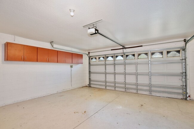 Building Photo - Spacious 3/2 with 2-Car Garage Home in Louisa Pointe Community - Clermont!