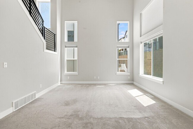 Building Photo - Great 3 Bed 3.5 Bath Townhome in Bluffdale!!