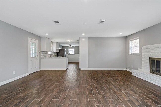 Building Photo - 1719 Longhorn Dr