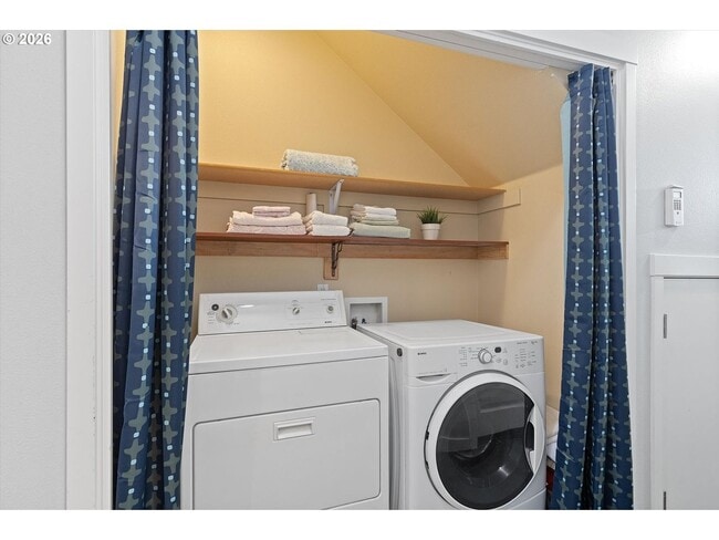 Building Photo - Spacious 3 Bedroom Townhome with Stainless Steel Appliances, Attached Garage & Open Layout