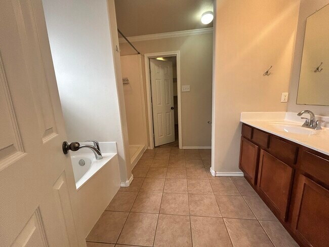 Building Photo - 10601 Clinton Ave