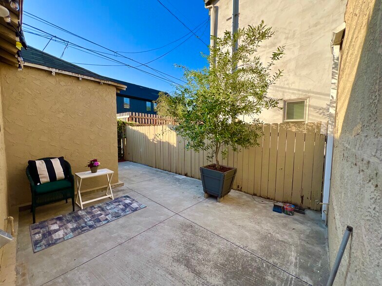 Building Photo - 8932 Krueger St