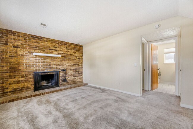 Building Photo - Enjoy the Private Pool and Outdoor Sauna at this 3/2 Home in a Quiet Neighborhood in Louisville