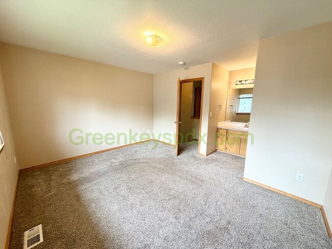 Building Photo - 10474-NE Lija Loop Duplex