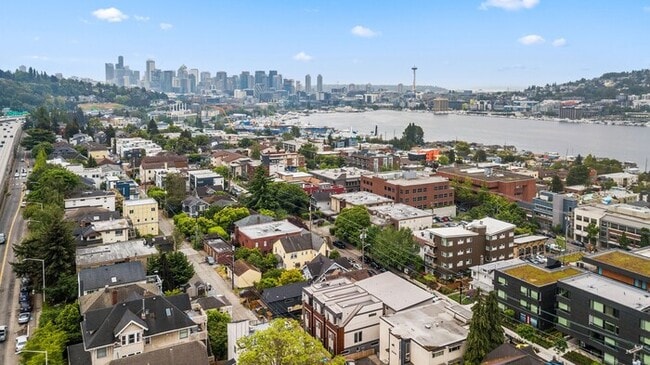 Building Photo - ULTRA-MODERN Townhome w/AC and Views in th...