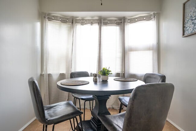 Building Photo - 2302 Loy Ln