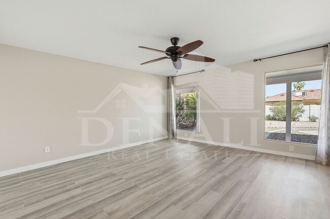 Building Photo - 10602 E Elmhurst Dr