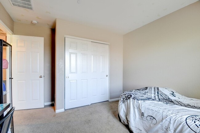 Building Photo - 4 bedroom home