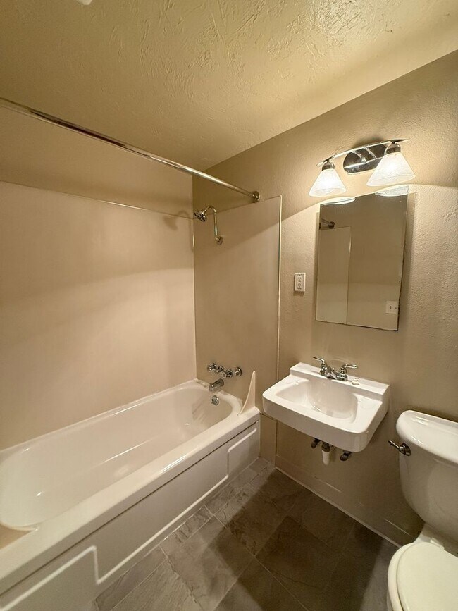 Building Photo - 2950wi