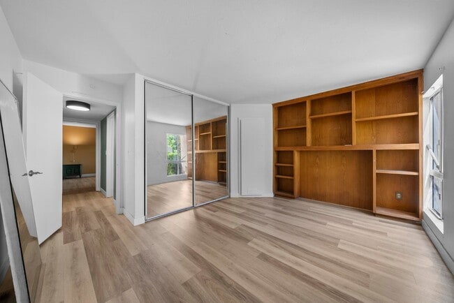 Building Photo - 1611 Hotel Cir S
