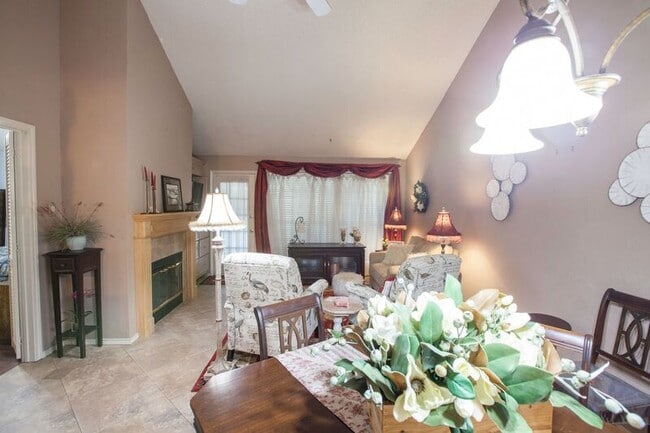 Building Photo - 2902 Post Oak Dr