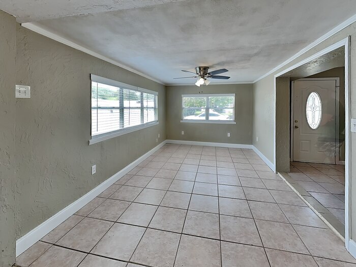 Building Photo - 2514 10th Ave Dr E