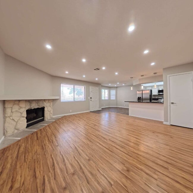 Building Photo - Stunning 2-Bedroom Condo 2nd Floor at The Lakes!