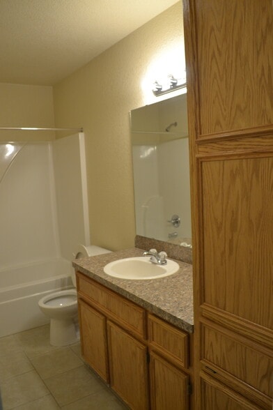 Full bathroom #1 w/cabinets - 220 Ryan Cir Apt B
