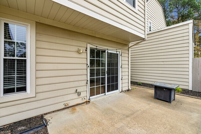 Building Photo - Stunning 2-bed condo in Virginia Beach