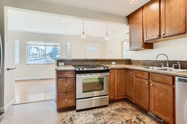 Building Photo - Amazing 4BR, 2BTH in Denver!
