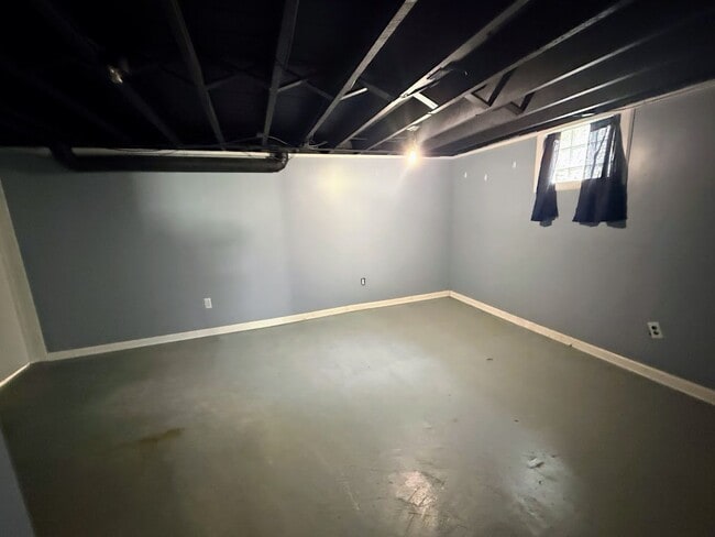 Building Photo - Three bedroom one bathroom home for rent