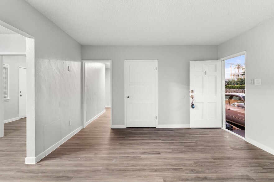 Building Photo - 1900 E 7th St